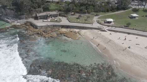 La-Gente-En-Bondi-A-Bronte-Ocean-Nada-En-El-Parque-De-La-Playa-Cerca-De-La-Piscina-Oceánica-En-Los-Suburbios-Del-Este,-Sydney,-Nueva-Gales-Del-Sur,-Australia