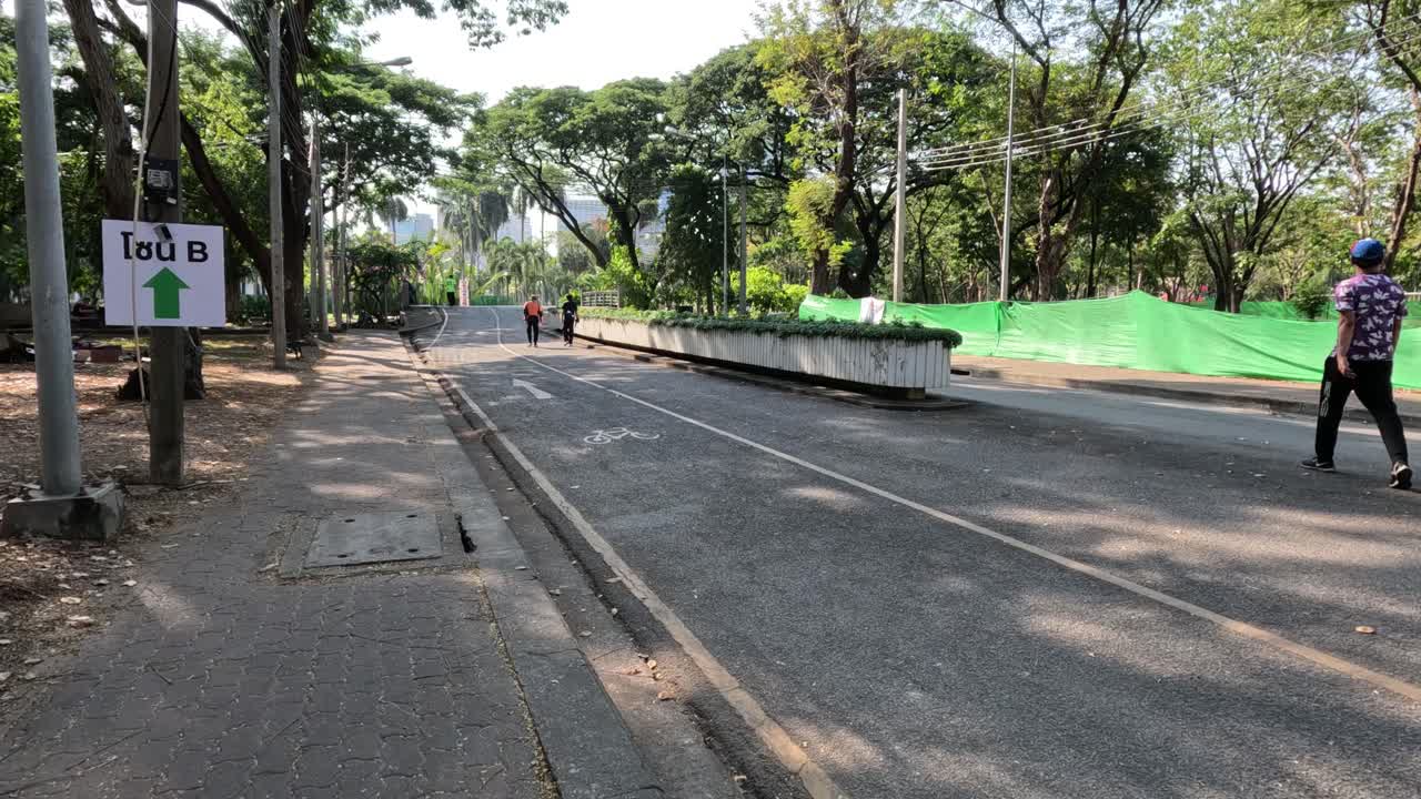 개인은 조용한 길을 가로질러 진보합니다.