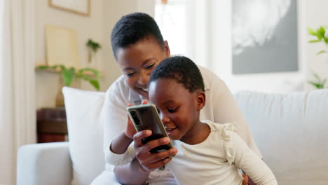 Redes-Sociales,-Madre-E-Hijo-Con-Un-Teléfono