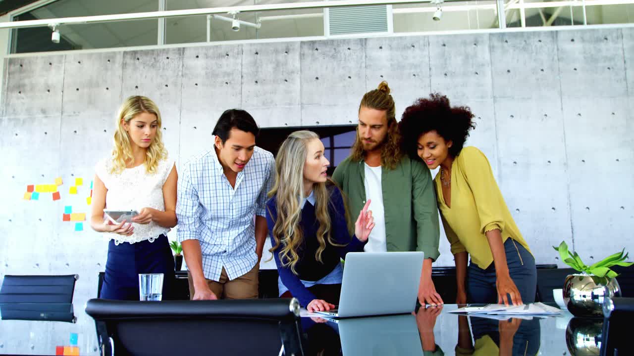 Colleagues discussing over laptop 4k