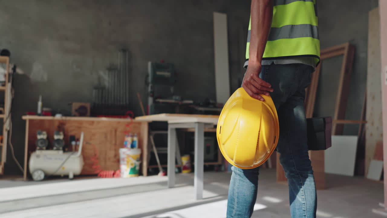 trabajador de la construcción en un taller