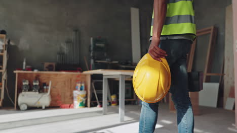 trabajador de la construcción en un taller