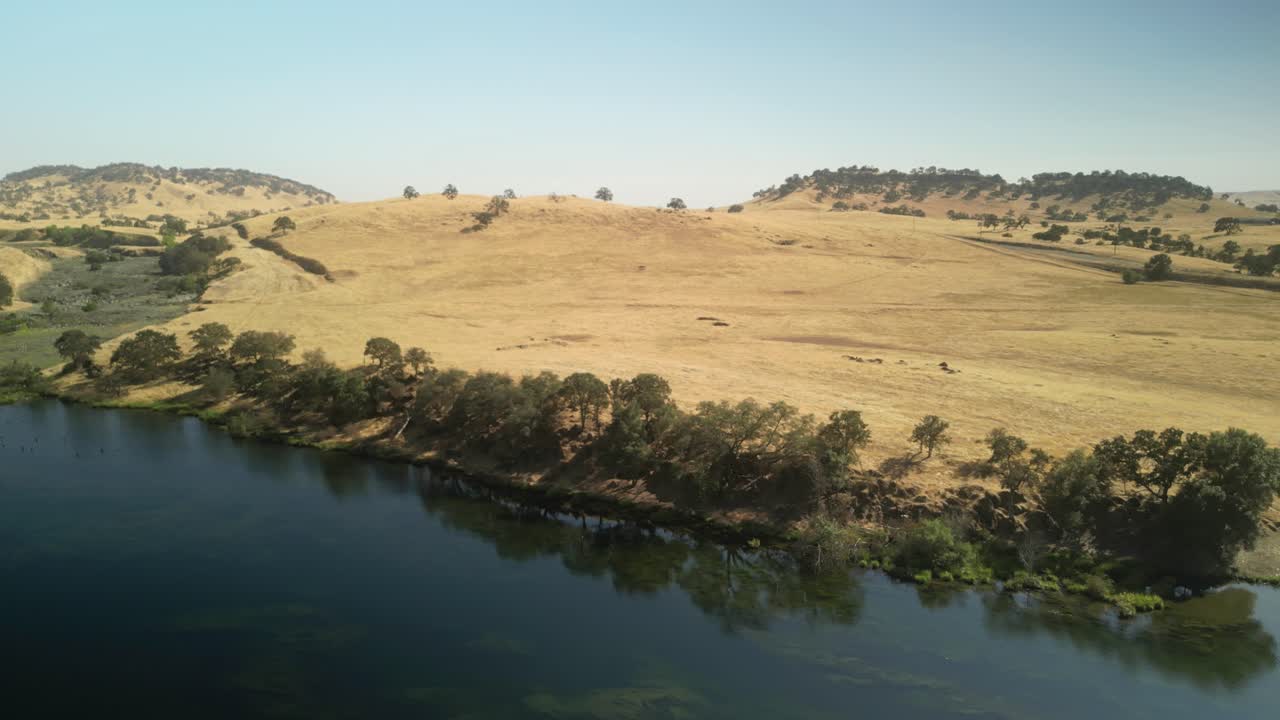 Vista aerea di un sereno paesaggio fluviale