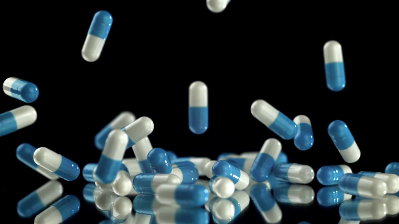 Capsule mediche blu e bianche in caduta su superficie riflettente nera