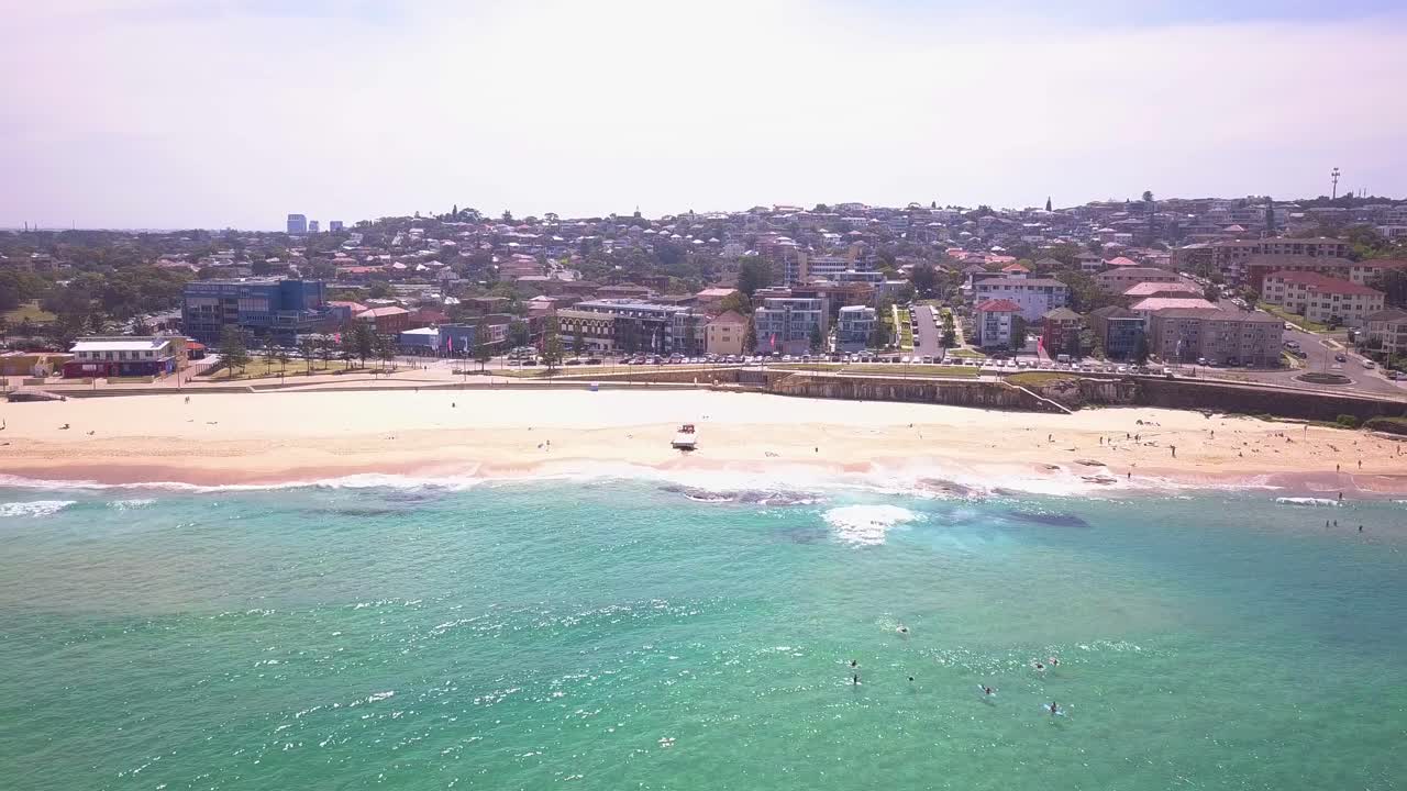 drone aéreo disparado sobre la playa de maroubra, sydney, nueva gales del sur