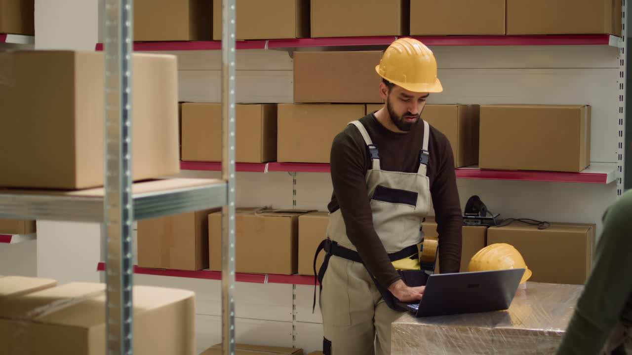 cajas en un almacén