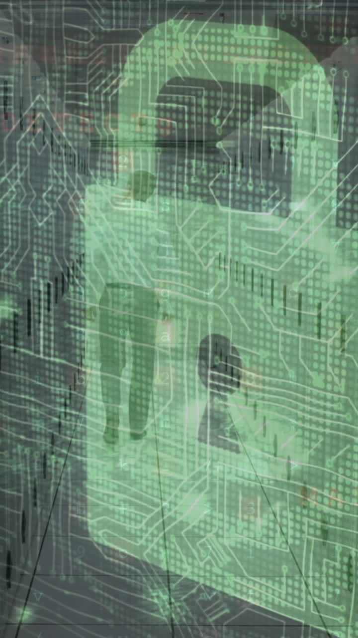 animación del símbolo del candado, sobre la placa base, hombre caminando en la sala del servidor y procesamiento de datos