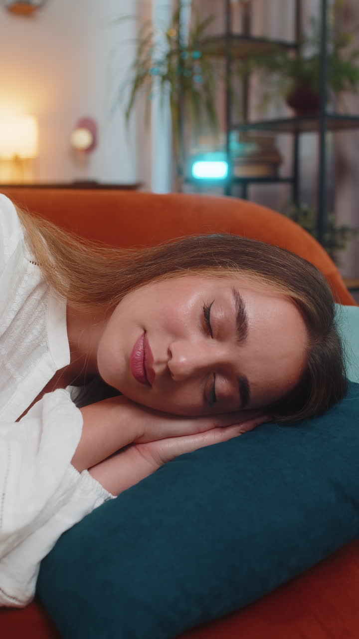 joven mujer caucásica cansada disfrutando de dormir relajándose en el sofá en el apartamento de la sala de estar