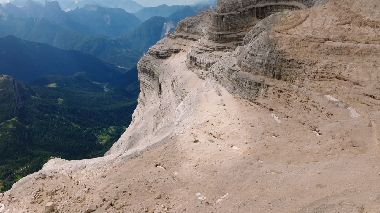 vista aérea hacia adelante con órbita ascendente de la cresta del monte pelmo con fondo de cadena dolimites