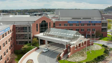 Healthcare-Heroes-Work-Here-sign-at-entrance-of-American-medical-hospital-in-USA