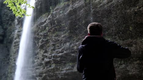 La-Hermosa-Cascada-De-La-Cascada-Pericnik-En-Eslovenia