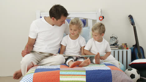 Padre-Leyendo-Con-Sus-Hijos-En-El-Dormitorio