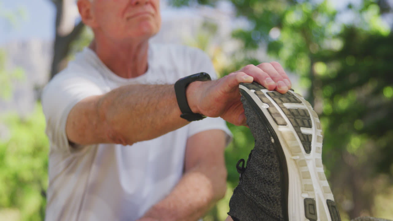 공원에서 다리를 펴고 있는 노인