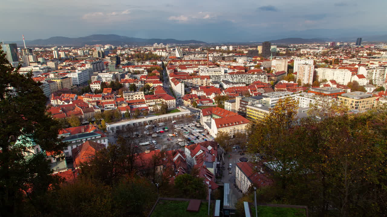 el horizonte de ljubljana en las nubes de otoño