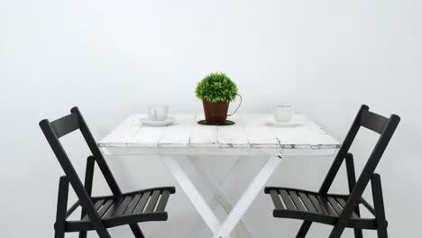 sillas y mesa dispuestas contra la pared 4k