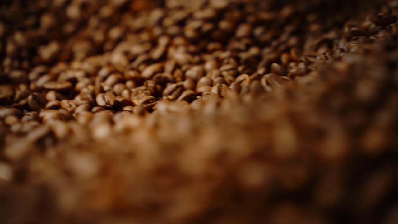 Chicchi di caffè in una tostatrice
