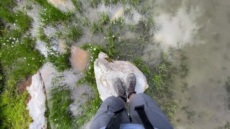 Wanderer-Balanciert-Auf-Felsen-Am-Rautispitz-Schweiz-Gopro-Shot