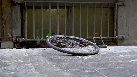 Toma-De-4k-De-Bicicleta-Robada,-Neumático-Dejado-Encadenado-A-Una-Cerca