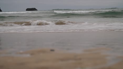 ondas do mar na areia em câmera lenta