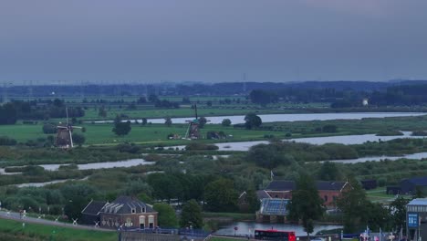 Molinos-De-Viento,-Casas,-Edificios-Y-Transporte-En-El-Pueblo-De-Kinderdijk,-Países-Bajos.