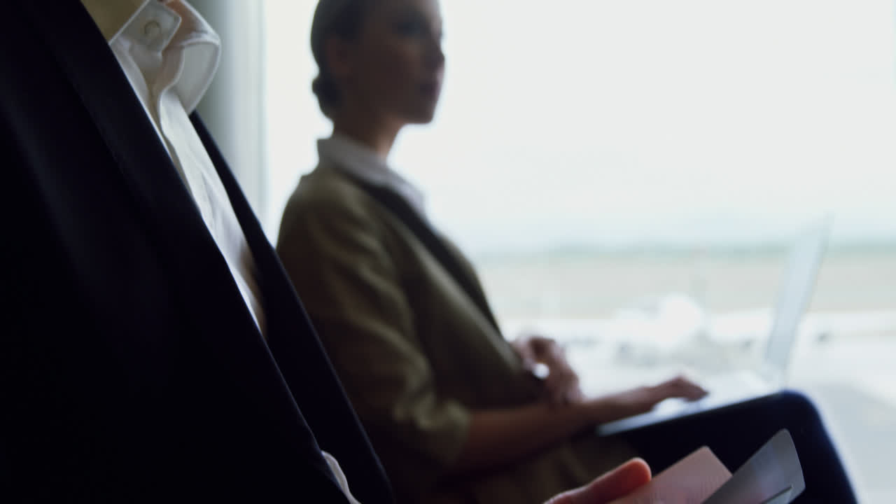 Geschäftsmann betrachtet seinen Reisepass und sein Flugticket