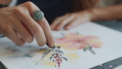 mujer pintando con pasteles