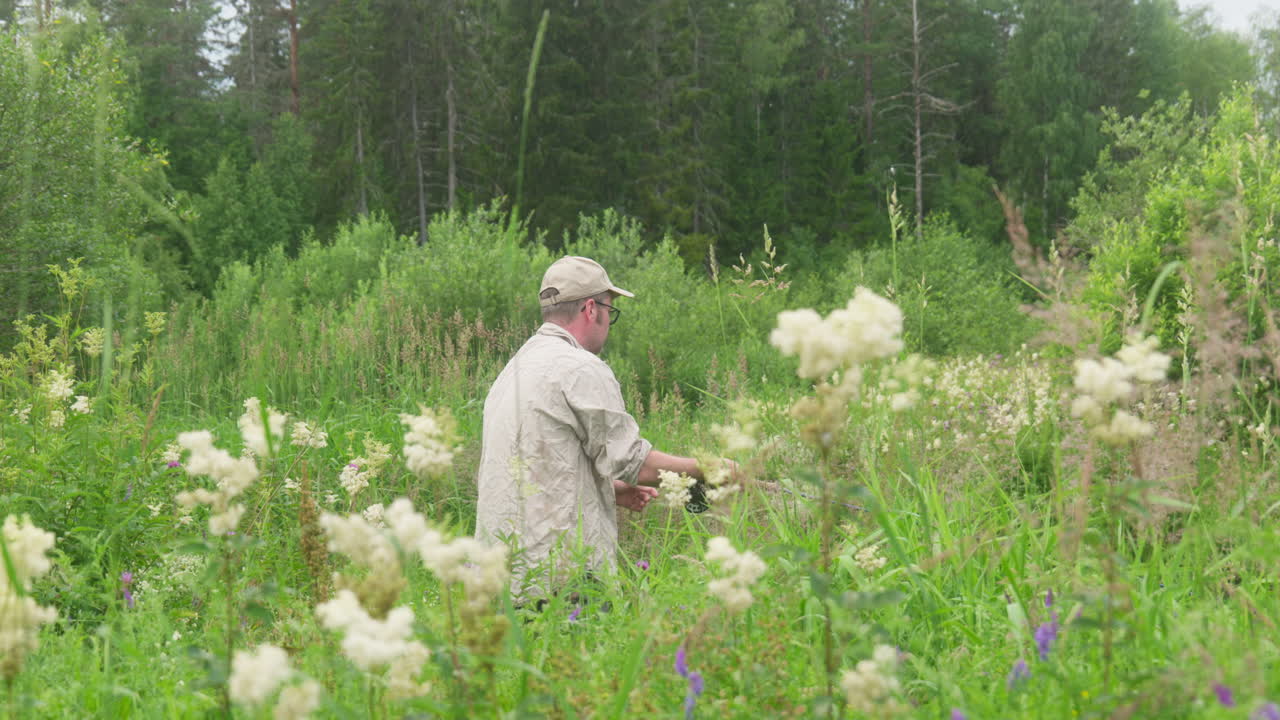 플라이 낚싯대로 호수에서 낚시하는 플라이 어부