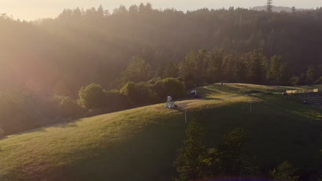 órbita-Aérea-De-La-Iglesia-En-La-Cima-De-La-Colina-A-La-Luz-Del-Sol-De-La-Tarde,-Plano-De-Establecimiento-Cinematográfico