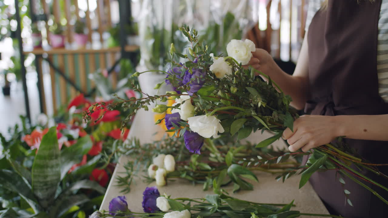 florista arreglando un ramo de flores