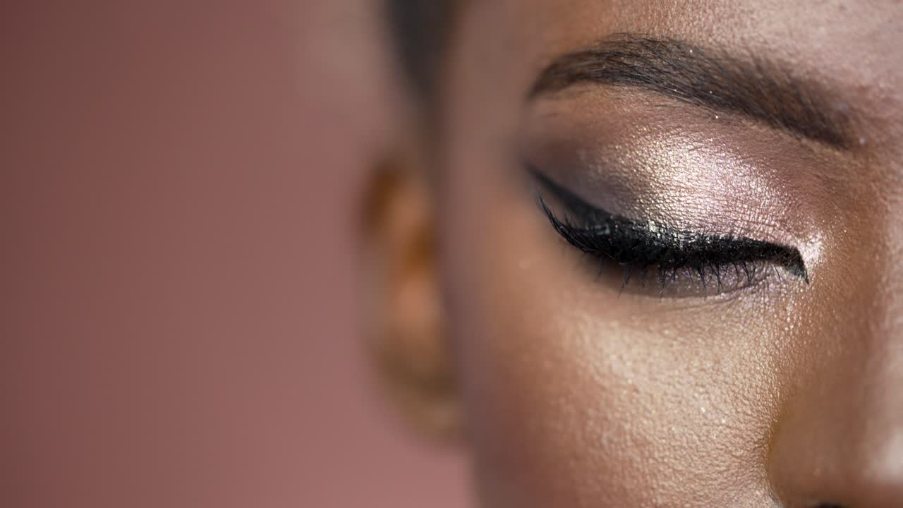 primer plano del ojo de una mujer con maquillaje dramático