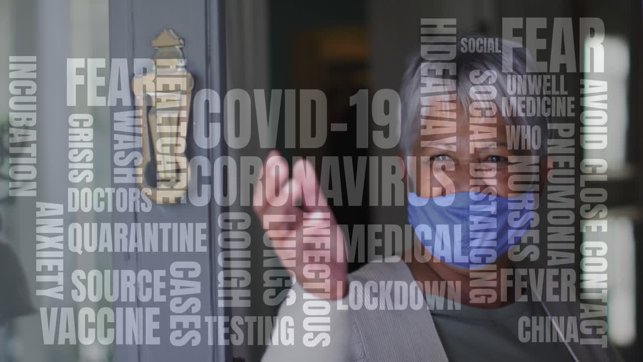 Concetto testuale 'Covid-19' su sfondo di donna anziana afroamericana con mascherina che apre la porta.