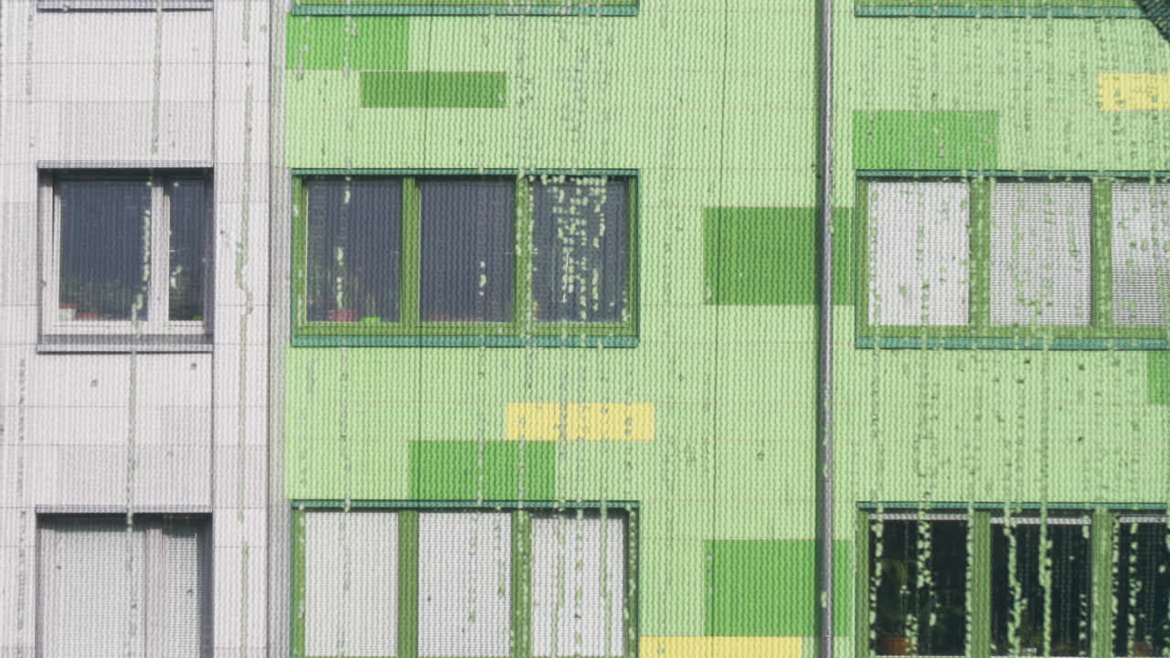 gotas de lluvia cayendo sobre la red de seguridad en el sitio de construcción