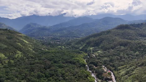 vistas aéreas de las montañas cali, con el río pance fluyendo a través de la cordillera