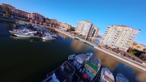 cinemática fpv tiro de buceo sobre el puerto ariane con barcos atracados en lattes, francia
