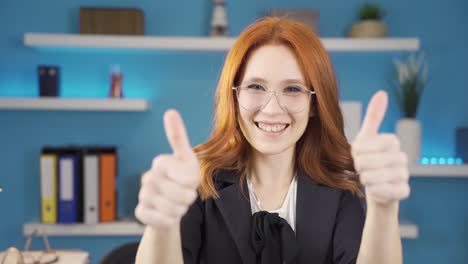 feliz mujer de negocios linda mirando a la cámara y haciendo un signo positivo.