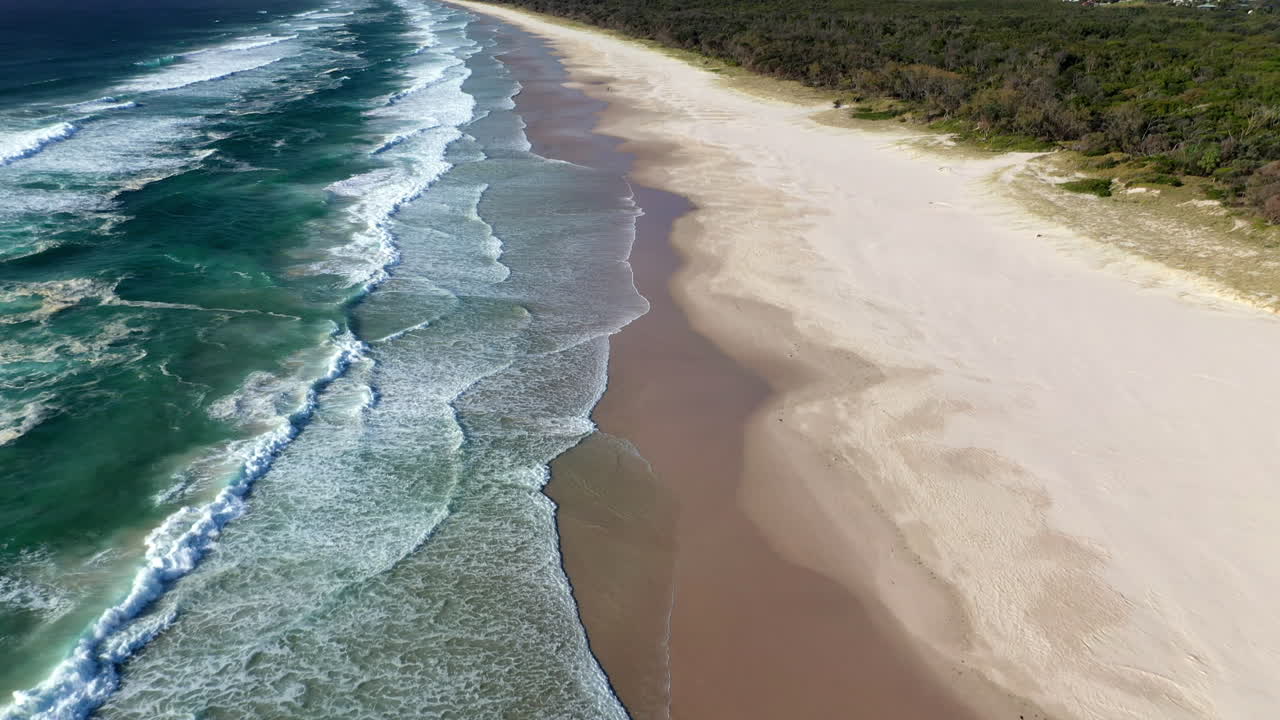 hermosa toma de drones del océano y la playa en bryon bay australia, tiro inclinado hacia arriba