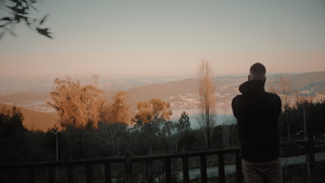 impresionante paisaje matutino de otoño en portugal al amanecer con pueblos cubiertos por niebla brumosa entre las montañas