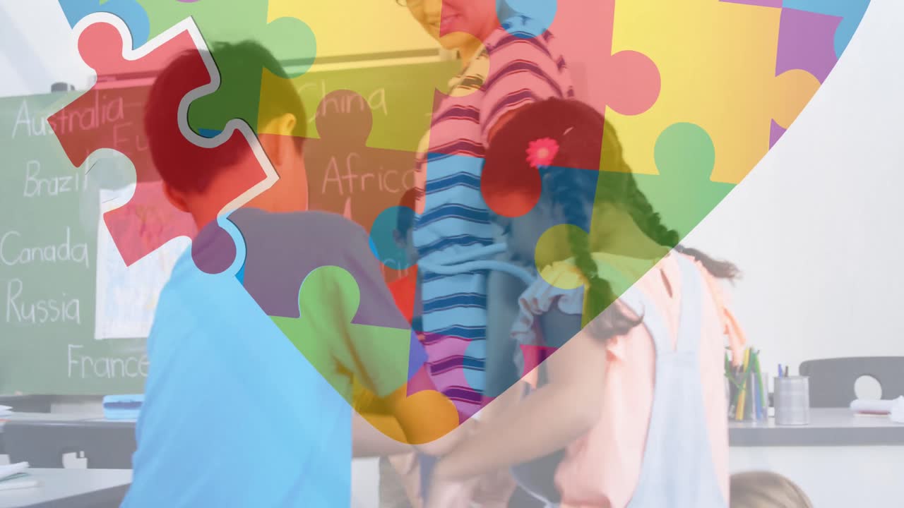 animación de corazón hecha de rompecabezas coloridos sobre mujer caucásica y niños diversos jugando