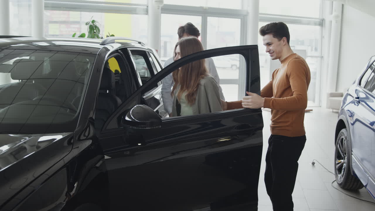 visita al salón de exhibiciones de automóviles