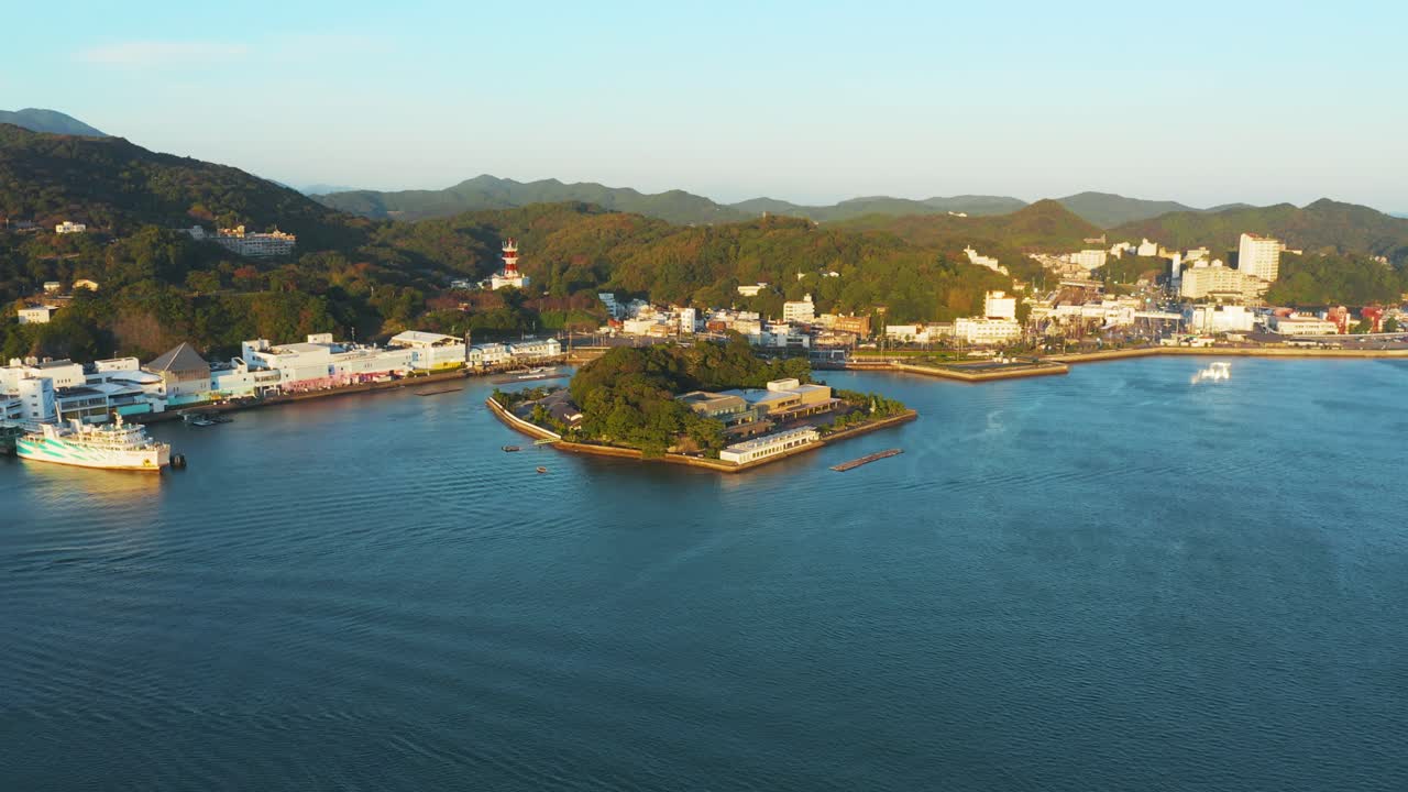 Inquadratura di apertura 4K della Baia di Toba nella Prefettura di Mie, Giappone, con tilt aereo