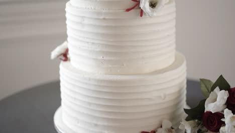 Pastel-De-Bodas-Blanco-Escalonado-Para-Una-Recepción-De-Bodas