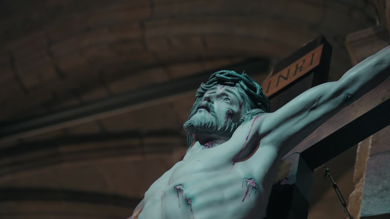escultura detallada de Jesús en la cruz con corona de espinas
