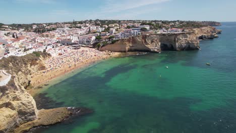 Panoramablick-Auf-Den-Strand-Und-Das-Stadtbild-Von-Carvoeiro