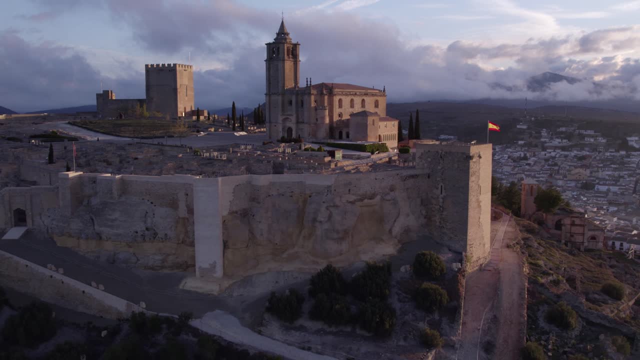 Castello di Fortaleza de la Mota all'alba ad Alcala la Real