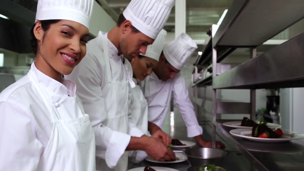 equipo de chefs adornando el postre