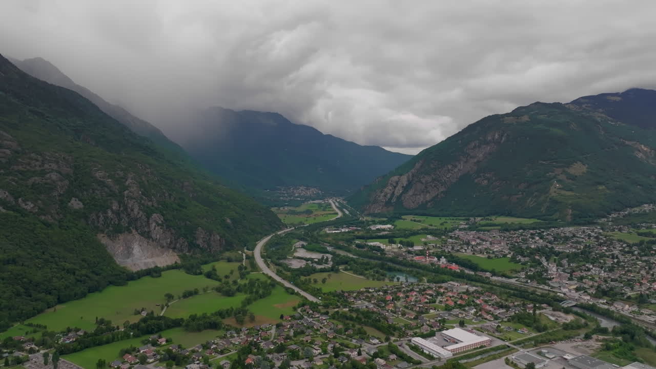 vista aérea de una cordillera en suiza