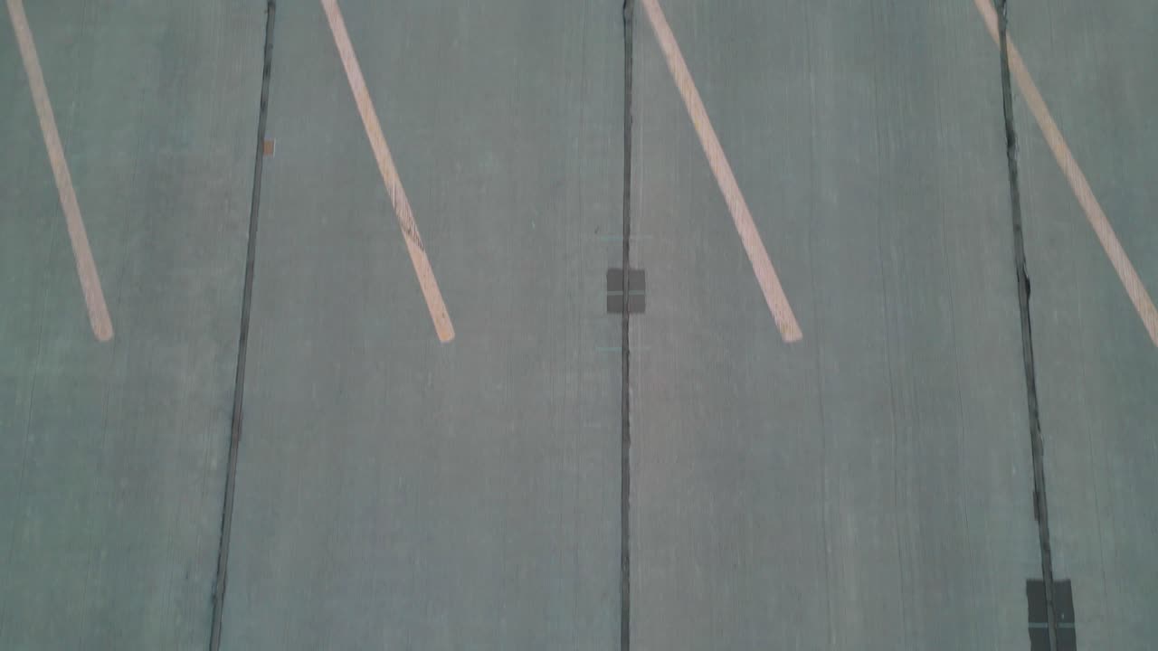 공중 조류의 눈으로 보는 노란색 선이 있는 빈 주차장을 가 ⁇ 게