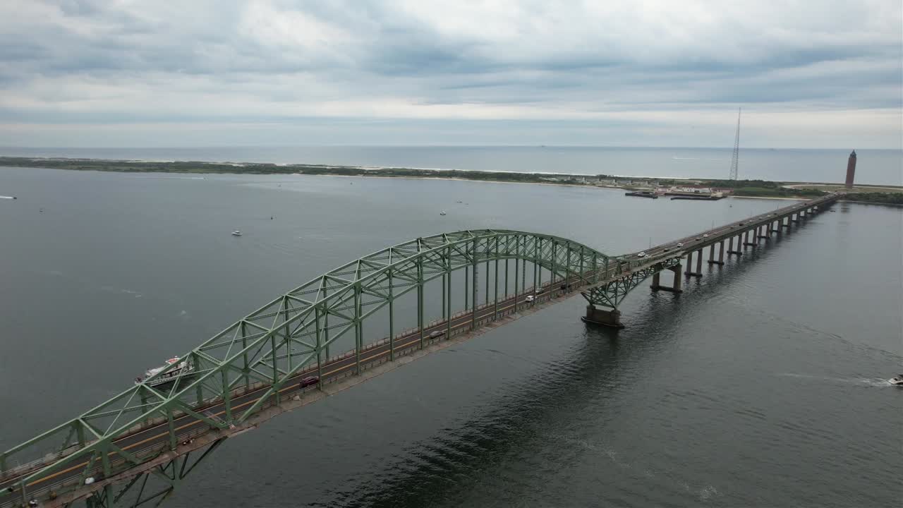 una vista aérea del puente de entrada de la isla de fuego durante una mañana nublada con aguas tranquilas