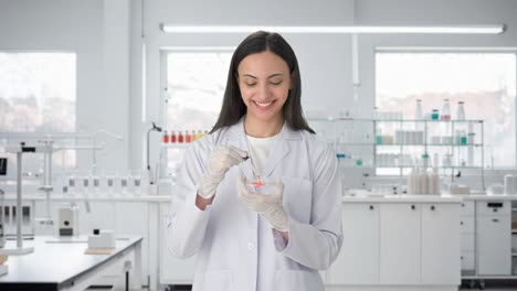 científica india feliz haciendo experimentos
