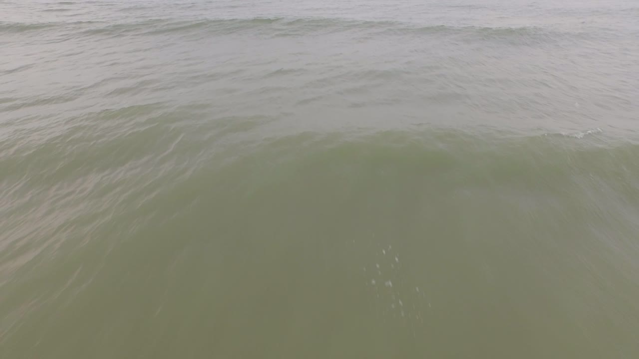 antena: un día nublado en la playa de arena entre domburg y westkapelle, países bajos